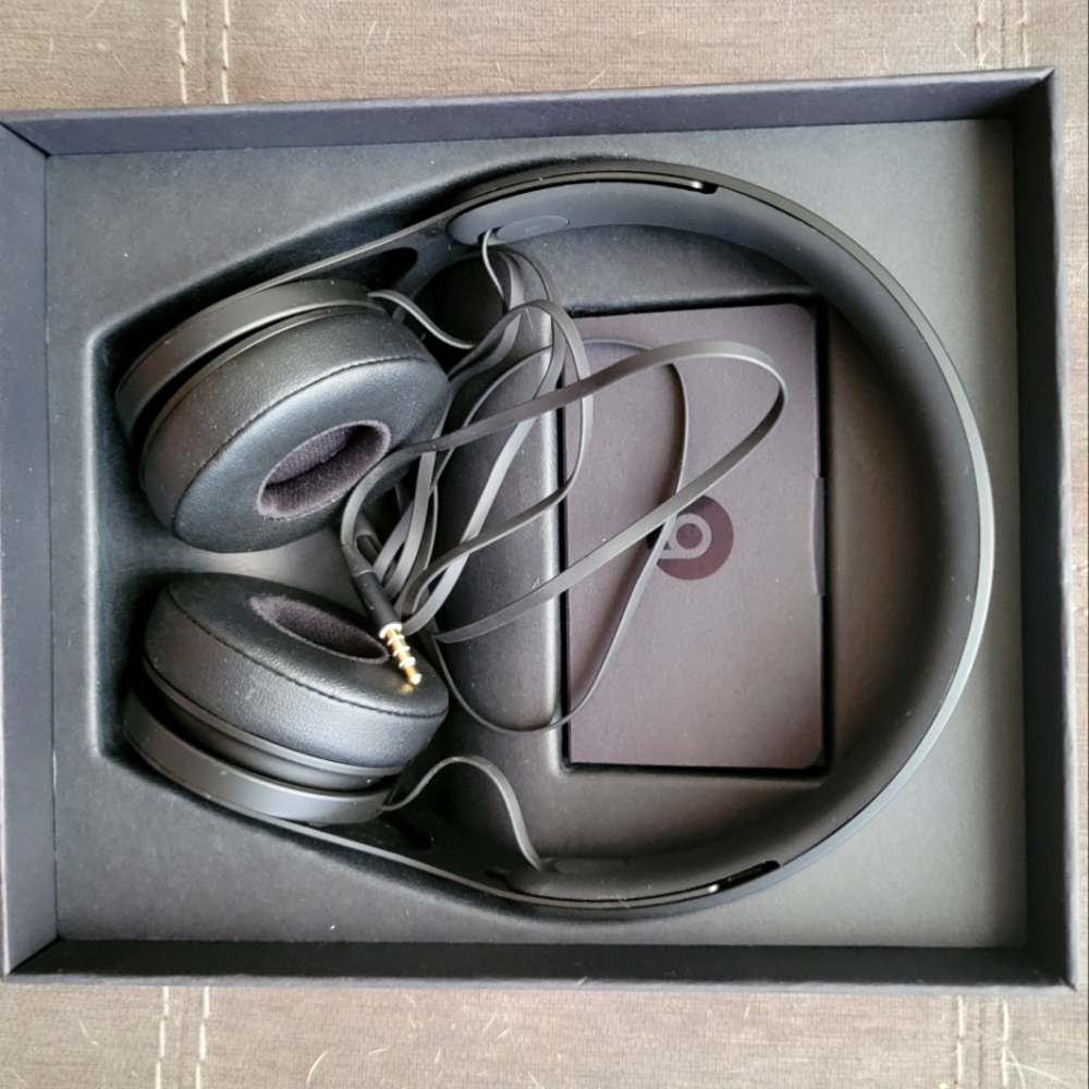 Beats Solo 3 headphones - Picture 3 of 6